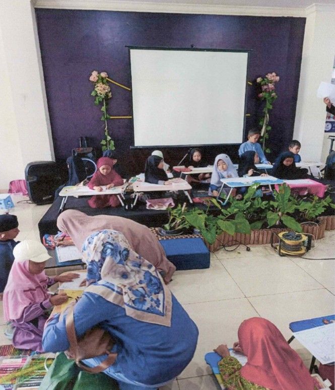 berpartisipasi dalam lomba mewarnai di open house ibnu jarir